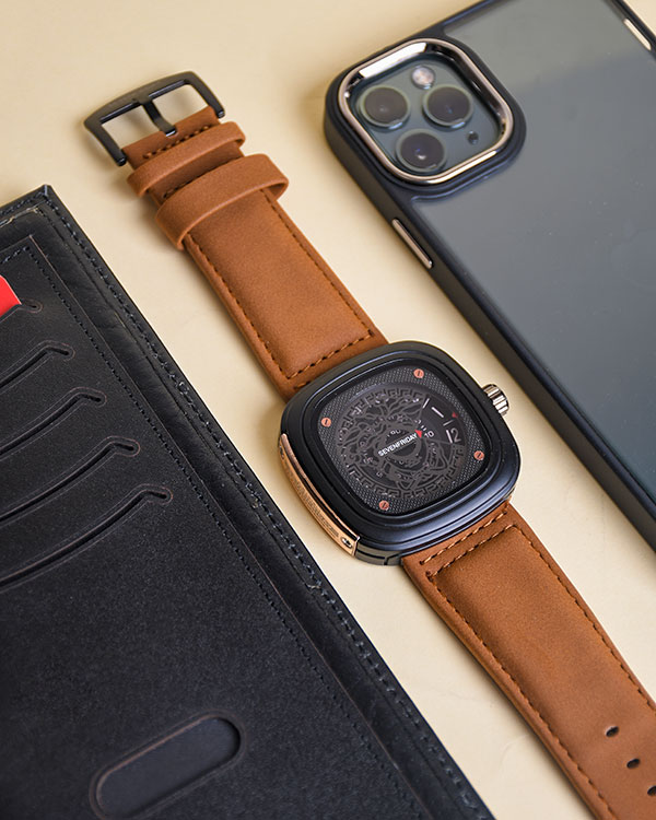 ساعت صفحه مربعی عقربه‌ای مردانه sevenfriday طرح Versace مدل 3722