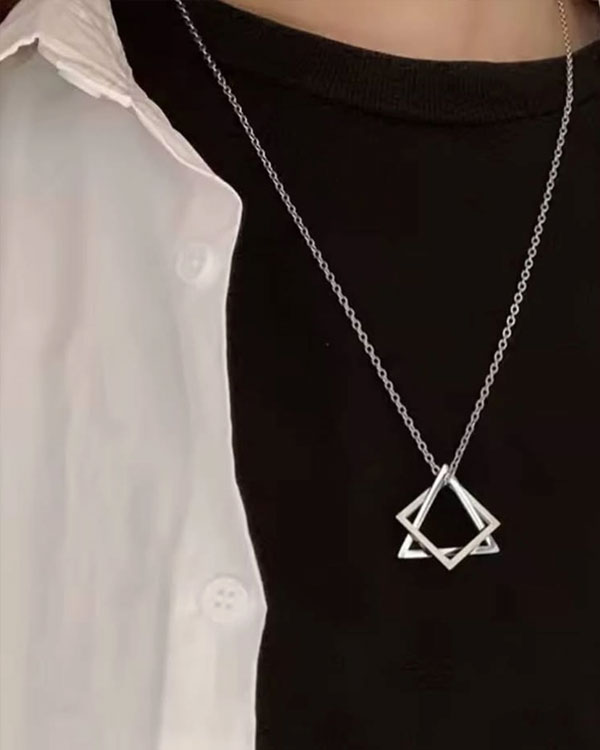 گردنبند طرح برمودا